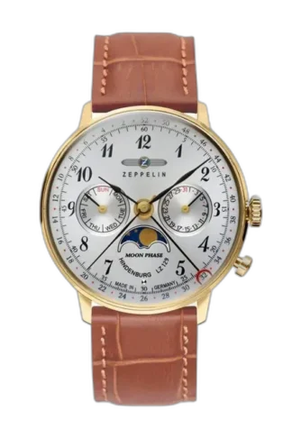 Zegarek Zeppelin LZ129 Hindenburg 7039-1 w eleganckiej złotej kopercie z funkcją faz księżyca i datownikiem. Biała tarcza z klasycznym układem sub-tarcz oraz stylowym, jasnobrązowym skórzanym paskiem o fakturze imitującej krokodylą skórę. Precyzyjne detale i wyrafinowane wzornictwo inspirowane lotniczą historią marki Zeppelin.