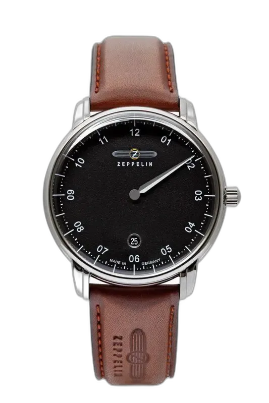 Klasyczny zegarek Zeppelin New Captain’s Line 8642-2 z minimalistyczną czarną tarczą, datownikiem na godzinie 6 oraz eleganckim brązowym skórzanym paskiem z tłoczonym logo Zeppelin. Idealne połączenie nowoczesnej prostoty i niemieckiej precyzji.