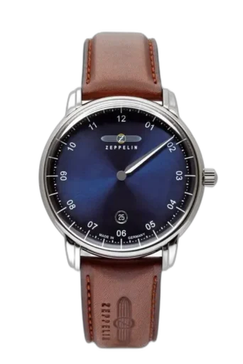 Stylowy zegarek Zeppelin New Captain’s Line 8642-3 z granatową tarczą o delikatnym efekcie gradientu i minimalistycznym wzornictwie. Wyposażony w stalową kopertę oraz brązowy pasek skórzany z logo Zeppelin. Prosty datownik umieszczony przy godzinie 6 dodaje elegancji. Wyprodukowany w Niemczech, doskonały dla miłośników klasycznych czasomierzy o nowoczesnym charakterze.
