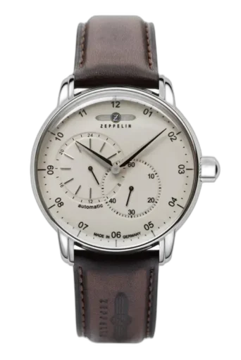 Elegancki zegarek Zeppelin New Captain’s Line 8662-5 Automatic z jasną tarczą, dwoma subtarcza dla czasu 24-godzinnego i sekundnika, zamknięty w stalowej kopercie. Wyposażony w brązowy skórzany pasek z tłoczonym logo Zeppelin, łączący klasyczny design z automatycznym mechanizmem. Idealny wybór dla miłośników precyzyjnych czasomierzy.