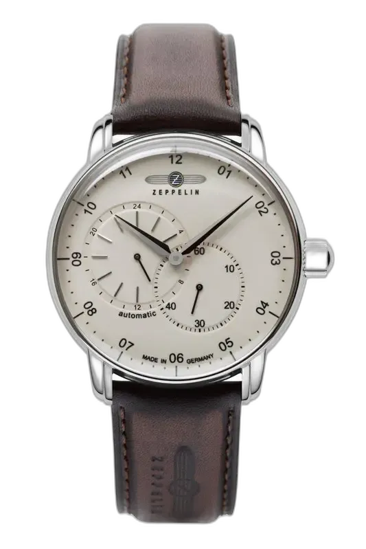 Elegancki zegarek Zeppelin New Captain’s Line 8662-5 Automatic z jasną tarczą, dwoma subtarcza dla czasu 24-godzinnego i sekundnika, zamknięty w stalowej kopercie. Wyposażony w brązowy skórzany pasek z tłoczonym logo Zeppelin, łączący klasyczny design z automatycznym mechanizmem. Idealny wybór dla miłośników precyzyjnych czasomierzy.