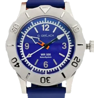 Zegarek męski G. Gerlach Bathyscaphe w niebieskim kolorze z wyrazistą, niebieską tarczą i srebrną kopertą. Na tarczy znajdują się białe cyfry arabskie oraz indeksy godzinowe. Wskazówki są w kolorze srebrnym z pomarańczowymi akcentami na sekundniku. Zegarek posiada masywny, obrotowy bezel z czarnymi oznaczeniami minut. Koronka znajduje się po prawej stronie koperty. Model wyposażony jest w niebieski pasek, idealnie dopasowany do koloru tarczy, co nadaje mu sportowego charakteru.