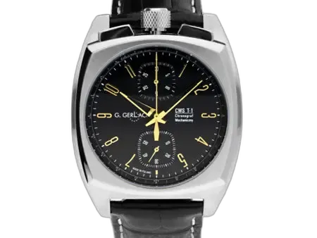 Zegarek męski G. Gerlach CWS T-1 Black Silver z czarną tarczą i srebrną kopertą o charakterystycznym, kanciastym kształcie. Na tarczy znajdują się żółte cyfry arabskie oraz wskazówki, co dodaje nowoczesnego kontrastu. Zegarek posiada trzy subtarcze z funkcjami chronografu, umieszczone na godzinie 12, 6 i 9. Nad tarczą widnieje napis "G. Gerlach" oraz oznaczenie modelu "CWS T-1 Chronograf Mechaniczny". Koronka z teksturowanym wykończeniem znajduje się na górze koperty. Zegarek wyposażony jest w czarny, skórzany pasek o eleganckiej fakturze.