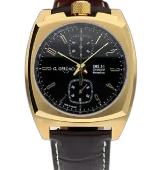Zegarek męski G. Gerlach CWS T-1 Gold Black z czarną tarczą i złotą kopertą o kanciastym, nowoczesnym kształcie. Tarcza wyposażona w złote cyfry arabskie oraz wskazówki, co harmonizuje z elegancką, złotą kopertą. Na tarczy znajdują się trzy subtarcze z funkcjami chronografu, rozmieszczone na godzinie 12, 6 i 9. Nad tarczą widnieje logo "G. Gerlach" oraz oznaczenie modelu "CWS T-1 Chronograf Mechaniczny". Koronka z teksturowanym wykończeniem w złotym kolorze umiejscowiona jest na górze koperty. Zegarek posiada brązowy, skórzany pasek z eleganckim przeszyciem.