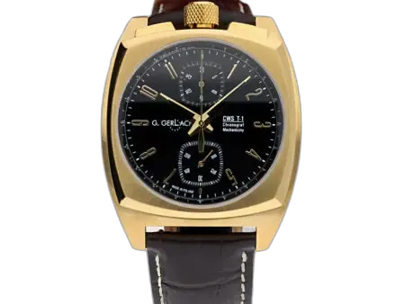 Zegarek męski G. Gerlach CWS T-1 Gold Black z czarną tarczą i złotą kopertą o kanciastym, nowoczesnym kształcie. Tarcza wyposażona w złote cyfry arabskie oraz wskazówki, co harmonizuje z elegancką, złotą kopertą. Na tarczy znajdują się trzy subtarcze z funkcjami chronografu, rozmieszczone na godzinie 12, 6 i 9. Nad tarczą widnieje logo "G. Gerlach" oraz oznaczenie modelu "CWS T-1 Chronograf Mechaniczny". Koronka z teksturowanym wykończeniem w złotym kolorze umiejscowiona jest na górze koperty. Zegarek posiada brązowy, skórzany pasek z eleganckim przeszyciem.
