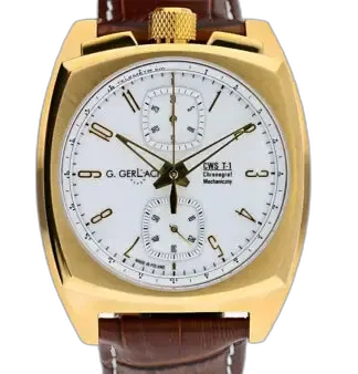 Zegarek męski G. Gerlach CWS T-1 White Gold z białą tarczą i złotą kopertą o kanciastym, nowoczesnym kształcie. Tarcza wyposażona w złote cyfry arabskie oraz smukłe wskazówki, co idealnie komponuje się z elegancką, złotą kopertą. Na tarczy umieszczono trzy subtarcze z funkcjami chronografu, rozmieszczone na godzinie 12, 6 i 9, otoczone precyzyjną podziałką sekundową. Nad tarczą znajduje się logo "G. Gerlach" oraz oznaczenie modelu "CWS T-1 Chronograf Mechaniczny". Teksturowana koronka w złotym kolorze umiejscowiona jest na górze koperty. Zegarek posiada brązowy, skórzany pasek z eleganckim przeszyciem, dodającym klasycznego charakteru.