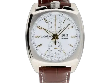 Zegarek męski G. Gerlach CWS T-1 White Silver z białą tarczą i srebrną kopertą o nowoczesnym, kanciastym kształcie. Tarcza posiada złote cyfry arabskie oraz smukłe, złote wskazówki, które elegancko kontrastują z jasnym tłem. Na tarczy znajdują się trzy subtarcze chronografu rozmieszczone na godzinie 12, 6 i 9, otoczone precyzyjną podziałką sekundową. Logo "G. Gerlach" oraz oznaczenie modelu "CWS T-1 Chronograf Mechaniczny" umiejscowiono na górze tarczy. Srebrna, teksturowana koronka umiejscowiona jest na górze koperty. Zegarek wyposażony jest w brązowy, skórzany pasek z eleganckim przeszyciem, co podkreśla jego klasyczny, a zarazem nowoczesny design.