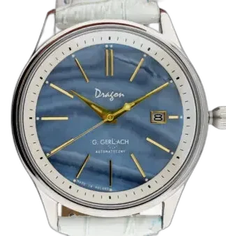 Zegarek męski G. Gerlach Dragon z niebieską tarczą o unikalnej, falistej fakturze przypominającej powierzchnię wody. Na tarczy umieszczono złote, smukłe indeksy godzinowe oraz eleganckie, złote wskazówki, które dodają zegarkowi klasycznego charakteru. Na godzinie 3 znajduje się złota ramka z datownikiem wskazującym dzień miesiąca na białym tle. Logo "Dragon" umieszczono pod godziną 12, natomiast napis "G. Gerlach Automatyczny" znajduje się powyżej godziny 6. Srebrna koperta o klasycznym kształcie współgra z niebieską tarczą, a dopasowany biały pasek ze skóry krokodyla dodaje elegancji. Koronka znajduje się po prawej stronie koperty, co podkreśla tradycyjny styl tego modelu.