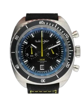 Zegarek męski G. Gerlach Enigma Chrono Quartz w wersji czarnej, o sportowym charakterze z funkcjonalnym chronografem. Ciemna tarcza zegarka harmonijnie komponuje się z czarnymi subtarczami umieszczonymi na godzinie 3 i 9, które pełnią funkcje stoperowe. Żółte wskazówki chronografu oraz akcenty na tarczy dodają zegarkowi dynamicznego, sportowego wyglądu. Luneta w kolorze czarnym z oznaczeniami minutowymi podkreśla sportowy styl modelu. Na godzinie 6 znajduje się okienko datownika w kolorze białym, co kontrastuje z ciemną tarczą. Srebrna koperta wykonana ze stali nierdzewnej posiada wyraziste przyciski chronografu oraz żłobioną koronę dla lepszej przyczepności. Całość uzupełnia czarny pasek z żółtymi przeszyciami, idealnie komponujący się z kolorystyką tarczy. Ten sportowy chronograf łączy nowoczesny design z praktyczną funkcjonalnością, nadając się zarówno na co dzień, jak i na aktywności sportowe.