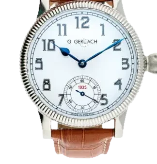 Zegarek męski G. Gerlach Mała Sekunda Piłsudski Classic z białą tarczą i eleganckim, klasycznym designem. Duże, czytelne cyfry arabskie w kolorze granatowym harmonizują z niebieskimi wskazówkami, nadając zegarkowi subtelnej elegancji. Na godzinie 6 umieszczono małą tarczę sekundową z czerwonym akcentem z rokiem 1935, dodając historycznego charakteru. Koperta ze stali nierdzewnej z żłobioną lunetą i srebrnym wykończeniem podkreśla klasyczny wygląd zegarka. Solidna koronka zapewnia wygodne ustawienie czasu. Skórzany pasek w kolorze brązowym z delikatnymi przeszyciami idealnie współgra z tradycyjnym stylem zegarka, czyniąc go eleganckim dodatkiem do formalnych i codziennych stylizacji.