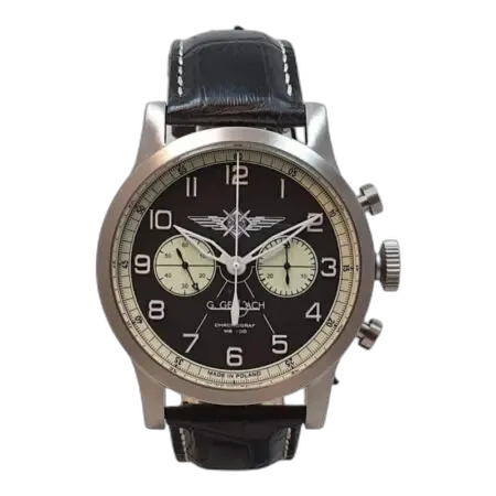 Zegarek męski G. Gerlach Pilot Chronograf Czarny „Semi-Lume” z klasyczną czarną tarczą o lotniczym designie. Wyraźne, arabskie cyfry w kolorze białym oraz wskazówki pokryte powłoką luminescencyjną zapewniają doskonałą czytelność w każdych warunkach oświetleniowych. Na tarczy umieszczono dwa sub-tarcze w kolorze jasnej zieleni, które pełnią funkcję chronografu. Centralnie znajduje się charakterystyczne logo lotnicze, nadające zegarkowi niepowtarzalny charakter. Srebrna koperta ze stali nierdzewnej jest zestawiona z eleganckim, czarnym skórzanym paskiem, który dodaje klasy i stylu.