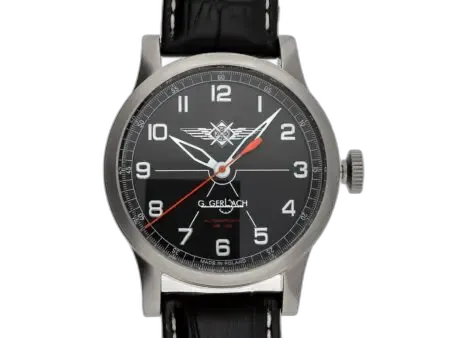 Zegarek G. Gerlach Pilot Czarny o eleganckim i minimalistycznym wyglądzie. Czarna tarcza z białymi cyframi arabskimi zapewnia doskonałą czytelność, a subtelne logo marki umieszczone na środku dodaje prestiżowego charakteru. Wskazówki w srebrnym kolorze oraz kontrastujący, czerwony sekundnik nadają dynamicznego akcentu. Koperta wykonana ze stali nierdzewnej jest solidna i stylowa, doskonale komponując się z czarnym, skórzanym paskiem przeszytym jasną nicią. Model inspirowany klasycznymi zegarkami lotniczymi, idealny dla miłośników lotnictwa i ponadczasowego designu.