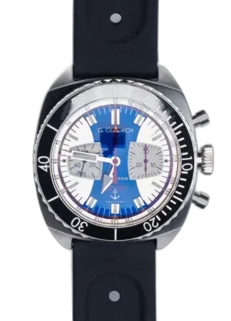 Zegarek męski G. Gerlach Poseidon Chronograf Biały o sportowym i eleganckim designie inspirowanym stylem marynistycznym. Wyrazista niebieska tarcza z białymi i srebrnymi subtarczami dodaje dynamiki i kontrastu. Zegarek wyposażony jest w funkcję chronografu oraz wyraźne indeksy godzinowe dla łatwego odczytu czasu. Obrotowy bezel z oznaczeniami minutowymi podkreśla sportowy charakter zegarka, a stalowa koperta zapewnia trwałość i wytrzymałość. Zestawiony z czarnym gumowym paskiem, idealnie komponuje się z eleganckim jak i casualowym stylem.