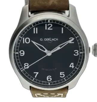 Zegarek G. Gerlach P.24 o klasycznej, eleganckiej stylistyce z głęboką czarną tarczą, na której umieszczono wyraźne, białe cyfry arabskie dla czytelności. Smukłe, srebrne wskazówki w stylu vintage podkreślają ponadczasowy charakter zegarka. Delikatna podziałka minutowa w formie subtelnych kresek dodaje precyzji odczytu czasu. Koperta ze stali nierdzewnej o matowym wykończeniu doskonale komponuje się z brązowym, skórzanym paskiem, nadając całości klasyczny i stylowy wygląd. Duża koronka z wyrazistym żłobieniem ułatwia regulację czasu, nawiązując do tradycyjnych zegarków wojskowych.