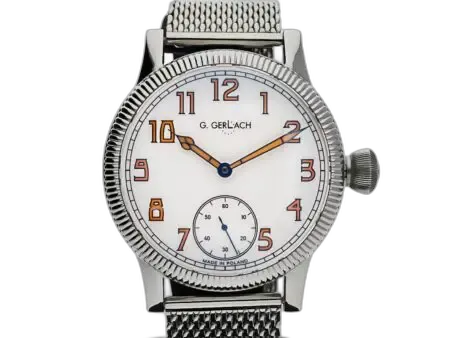 Zegarek G. Gerlach PM 36-1 z elegancką, białą tarczą ozdobioną wyrazistymi, złoto-brązowymi cyframi arabskimi w stylu vintage, co nadaje mu klasycznego charakteru. Niebieska wskazówka sekundnika umieszczona w małej tarczy na godzinie 6 dodaje zegarkowi subtelnej elegancji. Smukłe, złote wskazówki godzinowa i minutowa idealnie współgrają z kolorystyką cyfr, podkreślając harmonijny design. Koperta ze stali nierdzewnej z charakterystycznym żłobieniem na krawędzi nadaje zegarkowi wyjątkowego wyglądu. Srebrna bransoleta typu mesh dodaje nowoczesnego akcentu, jednocześnie zachowując klasyczny styl. Duża, karbowana koronka nawiązuje do tradycyjnych zegarków kieszonkowych, ułatwiając wygodną regulację czasu.