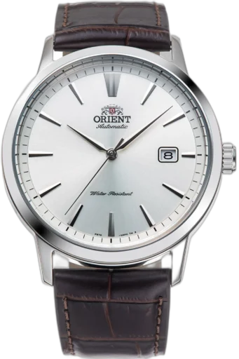Zegarek Orient RA-AC0F07S30B z elegancką srebrną tarczą i skórzanym brązowym paskiem z tłoczeniem imitującym fakturę krokodylej skóry. Koperta wykonana ze stali nierdzewnej o polerowanym wykończeniu podkreśla klasyczny charakter modelu. Datownik na godzinie trzeciej dodaje praktyczności, a minimalistyczne indeksy i smukłe wskazówki nadają zegarkowi subtelnej elegancji. Mechanizm automatyczny zapewnia precyzję i niezawodność. Doskonały wybór dla osób ceniących klasykę i wysoką jakość wykonania.