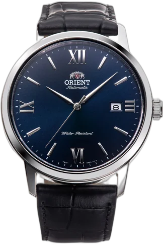Zegarek Orient RA-AC0F11L10B z elegancką granatową tarczą i srebrnymi detalami. Klasyczne rzymskie indeksy na godzinie 12 i 6 dodają prestiżowego charakteru. Datownik na godzinie trzeciej zwiększa funkcjonalność. Stalowa koperta o polerowanym wykończeniu podkreśla luksusowy design, a czarny skórzany pasek z tłoczeniem imitującym skórę krokodyla zapewnia komfort noszenia. Mechanizm automatyczny gwarantuje precyzję działania. Idealny wybór dla miłośników klasycznej elegancji i niezawodności.