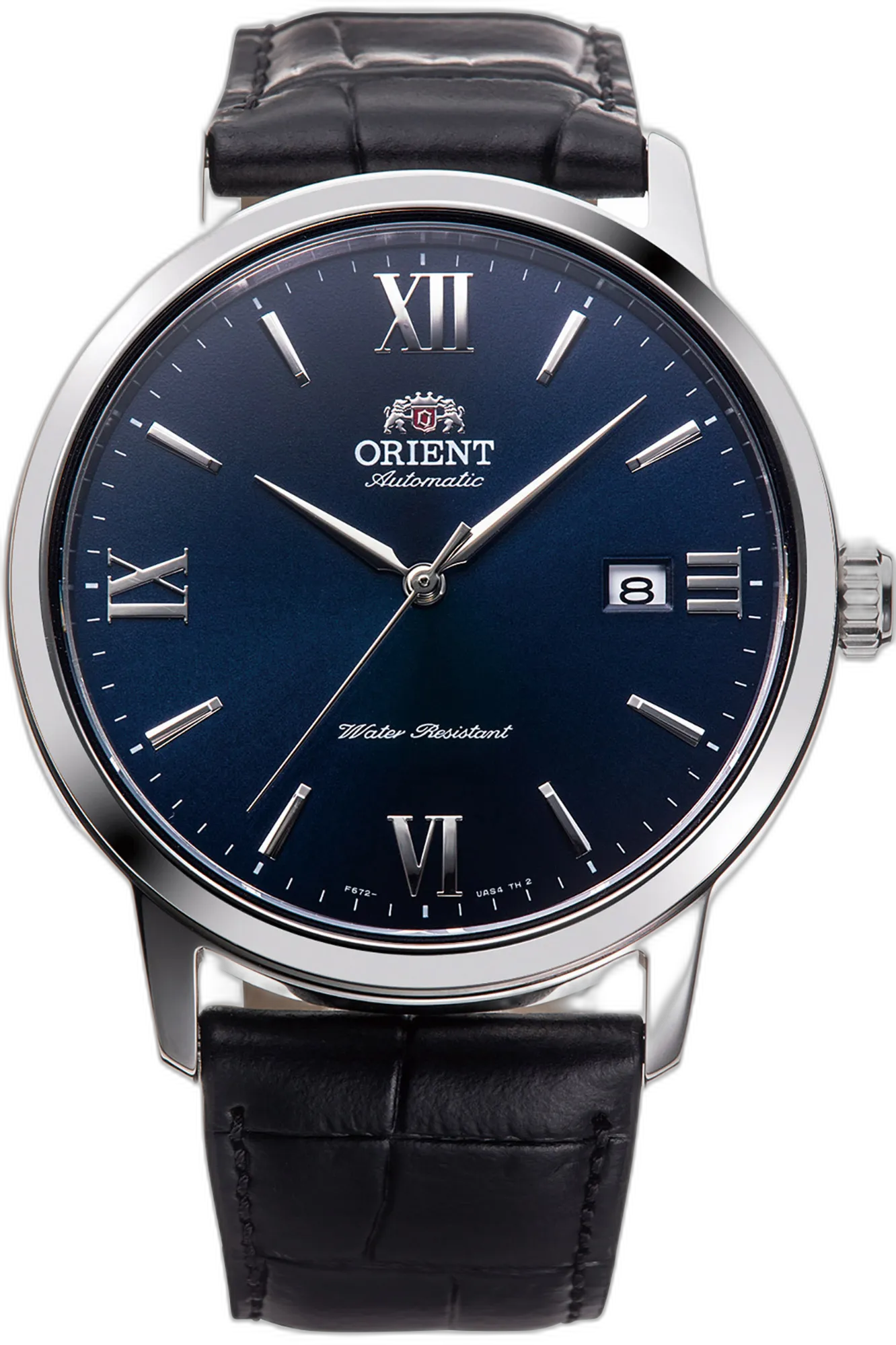 Zegarek Orient RA-AC0F11L10B z elegancką granatową tarczą i srebrnymi detalami. Klasyczne rzymskie indeksy na godzinie 12 i 6 dodają prestiżowego charakteru. Datownik na godzinie trzeciej zwiększa funkcjonalność. Stalowa koperta o polerowanym wykończeniu podkreśla luksusowy design, a czarny skórzany pasek z tłoczeniem imitującym skórę krokodyla zapewnia komfort noszenia. Mechanizm automatyczny gwarantuje precyzję działania. Idealny wybór dla miłośników klasycznej elegancji i niezawodności.